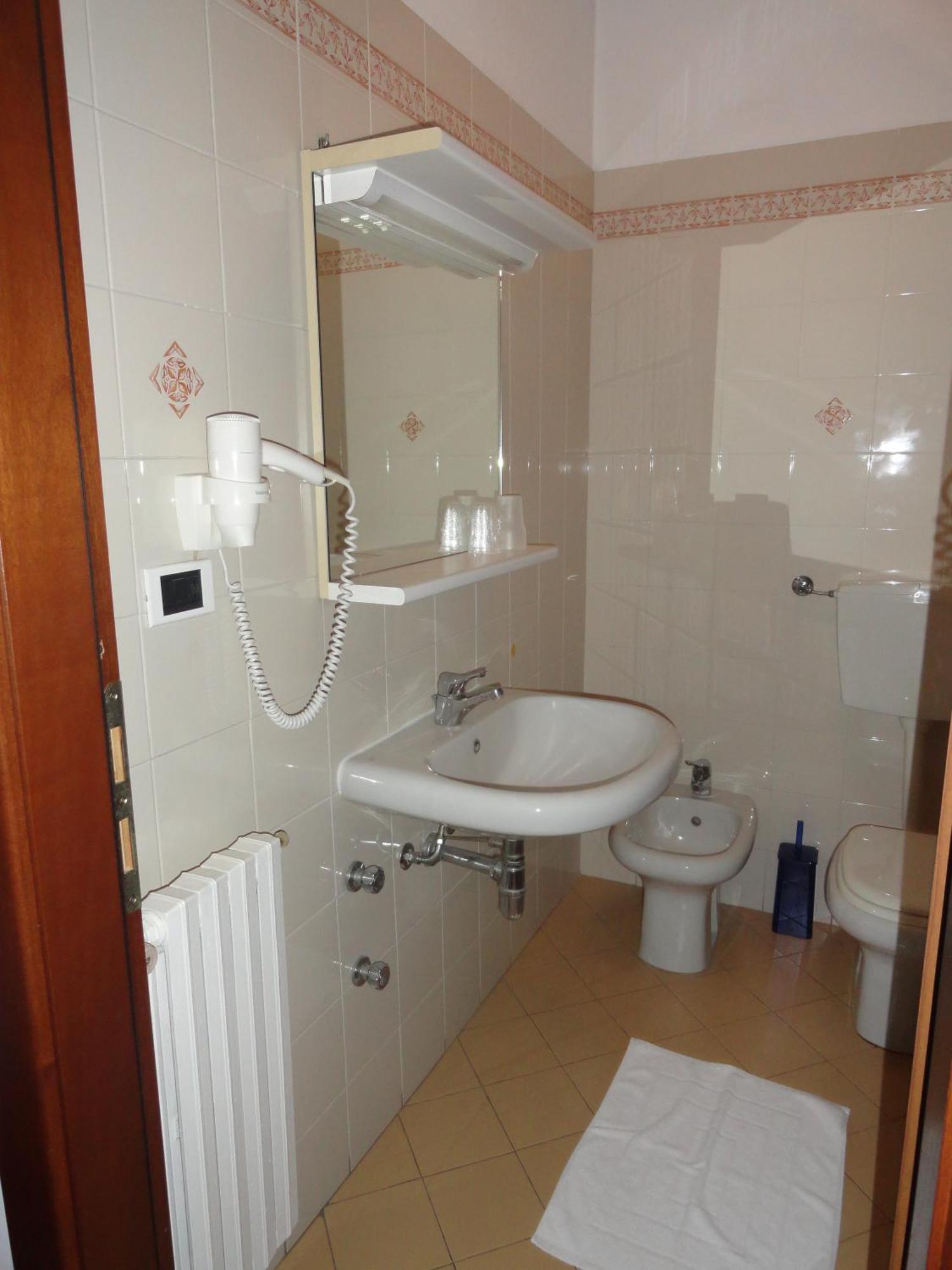Albergo & Ristorante Selvatico Rivanazzano Terme Luaran gambar